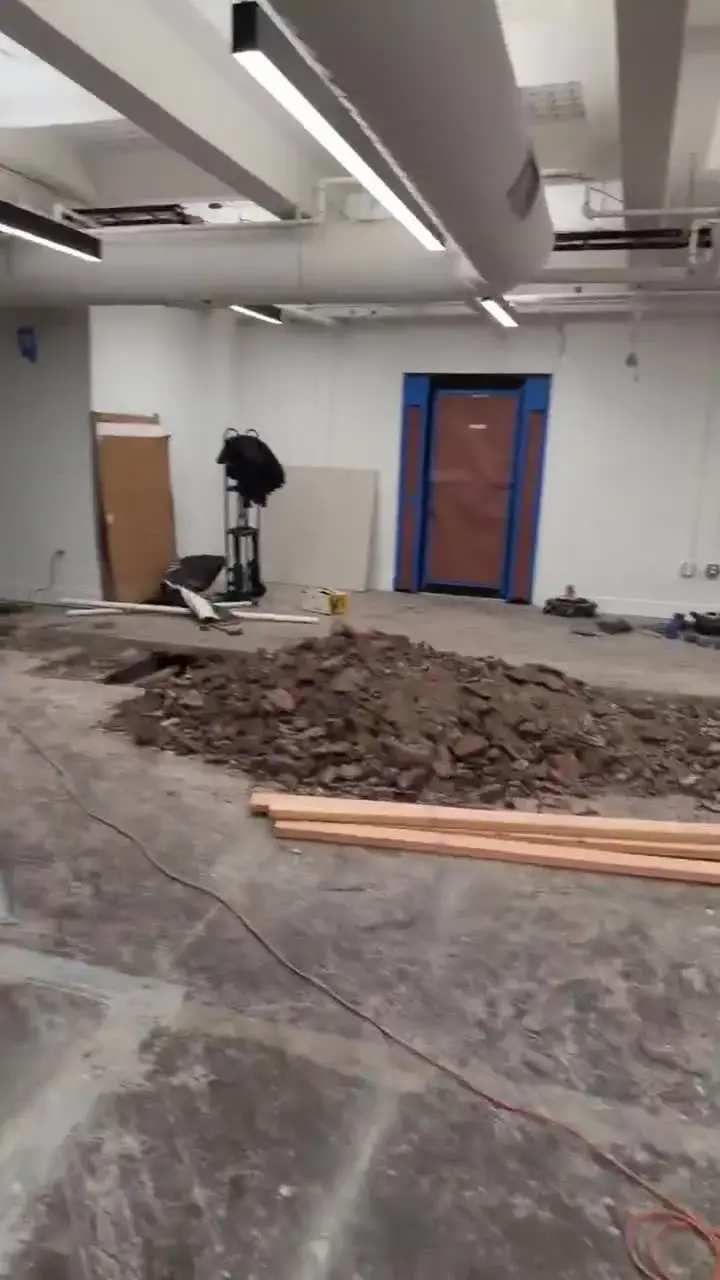 商业空间拆除与地面施工的现场视频